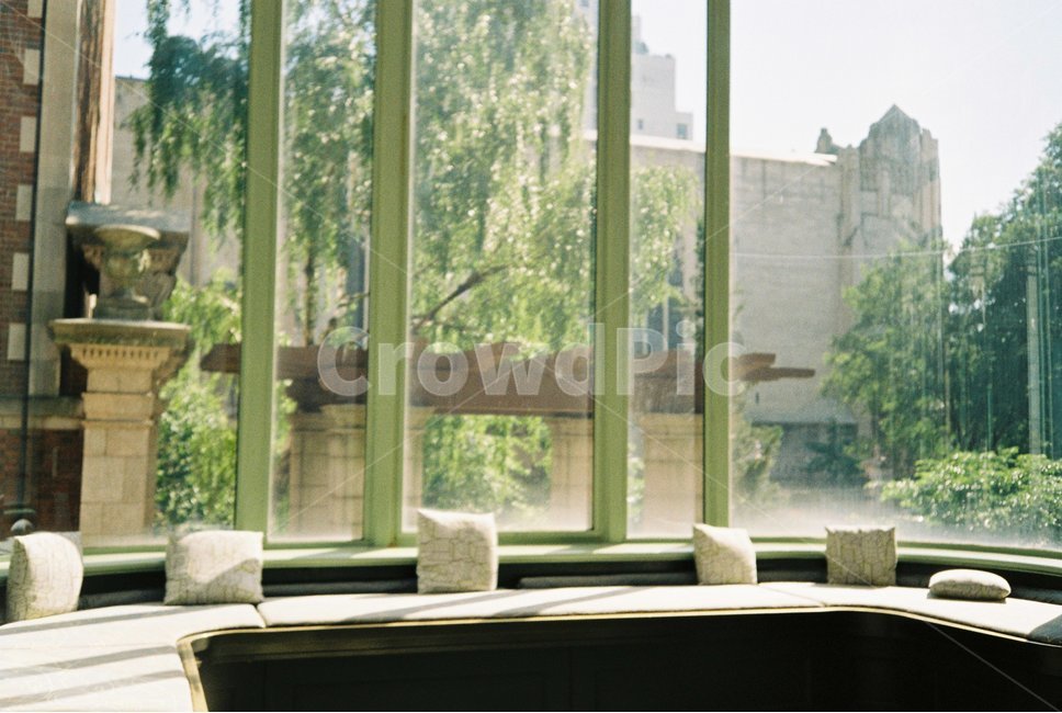 소파,햇살,휴식,rest,초록,green,sofa,쿠션,그림자,낮,오후,기둥,유리창,휴식,힐링,rest,relaxation,healing,인테리어,실내디자인,interior design