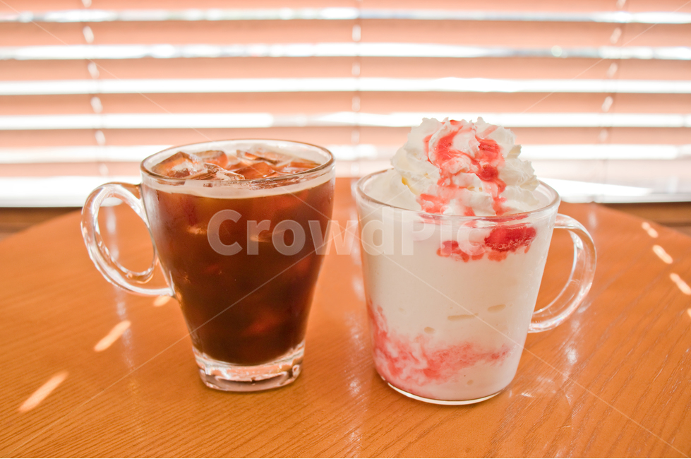 아이스아메리카노,딸기음료,커피,여름,카페,음료,아이스커피,아메리카노,우유,밀크,음료배경,음료수,후식,디저트,음식,배경,아이스,얼음,햇살,햇빛,만남,휴식,딸기시럽,시럽,휘핑크림,생크림,크림,블라인드,시원한,시원,시원함,차가운,차가움,drink,beverage,coffee,icedcoffee,icecoffee,americano,icedamericano,iceamericano,iced,ice,strawberry,strawberrysyrup,syrup,food,strawberrydrink,cafe,dessert,sweet,summer,cup,glass,freshcream,whippingcream,cold,refreshment,sunlight,sunshine,milk,background,blind,달콤한,달달한,커피,카페,coffee,cafe