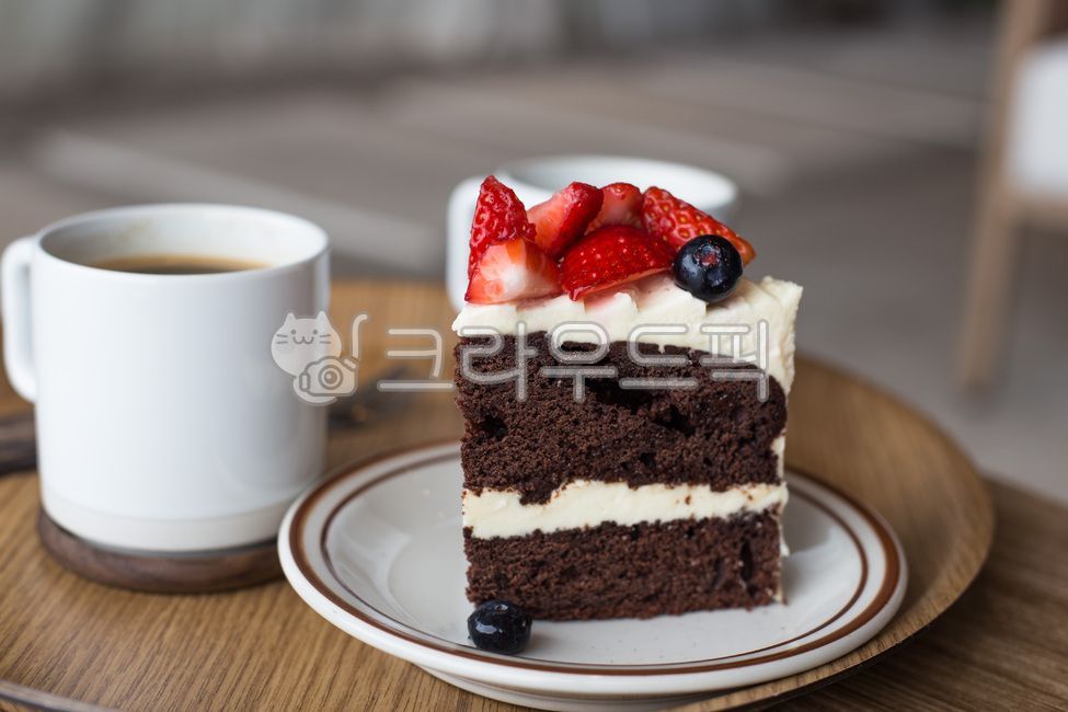 coffee beans,chocolate cake,cafe,dessert,mug cup,cake,coffee,strawberry,Americano,Caffeine