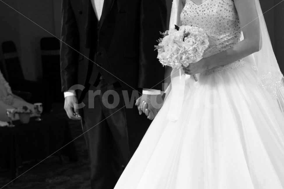결혼,결혼식,웨딩,marriage,wedding,신랑,신부,bride,groom,연인,웨딩드레스,weddingdress,dress,부케,bouquet,꽃다발,손,손잡기,손잡음,하나,다정함,행복,사랑,신랑신부,흑백,흑백사진,감성사진,배경사진,평화로운,분위기,차분한,차분함,평화로움,scene,ambience,atmosphere,calm,peaceful,tranquil,still,background,기념일,축하,anniversary,congratulation,celebrate,celebration,사람,인물,인간,human,person,결혼,혼례,웨딩,wedding,marriage,marry,연출,컨셉,콘셉,direction,concept,흑백,모노톤,monochrome,black and white