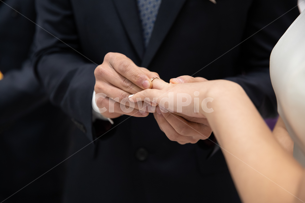 결혼식,결혼반지,결혼,웨딩,웨딩반지,반지,부부,남편,아내,신랑,신부,손,예식,기념일,축하,anniversary,congratulation,celebrate,celebration