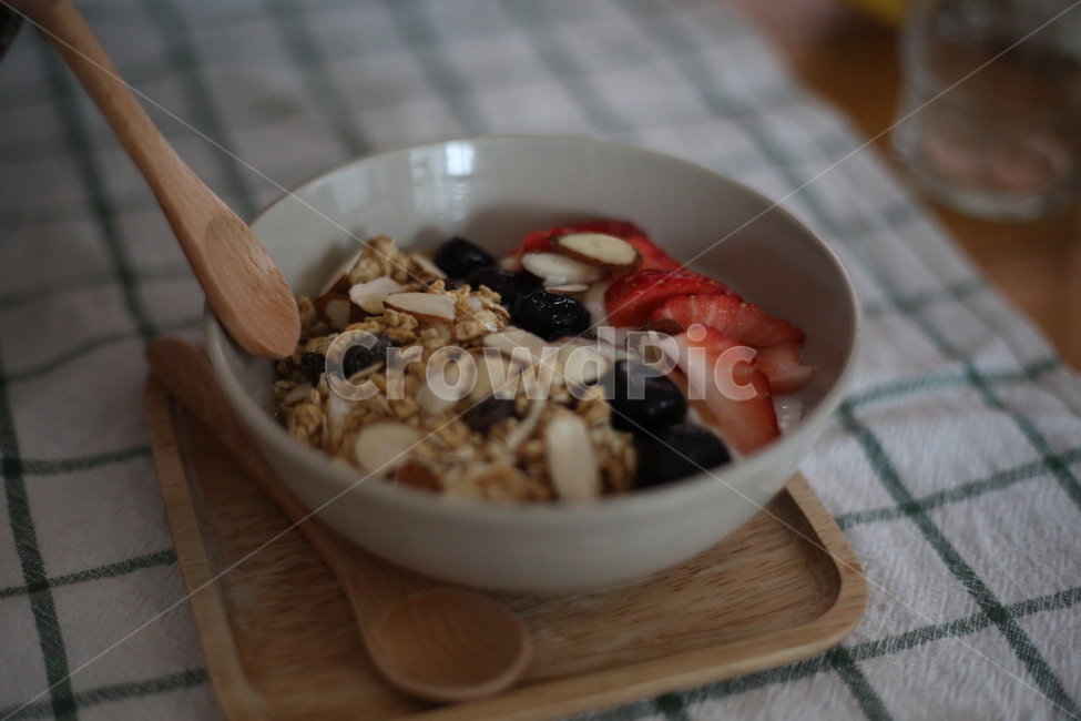 아침밥,food,bowl,사발,딸기,요거트,breakfast,브런치,brunch,음식,아침,음식,식재료,요리,food,cook,meal,dishes,food reserves,아침식사,조식,브런치,breakfast,brunch