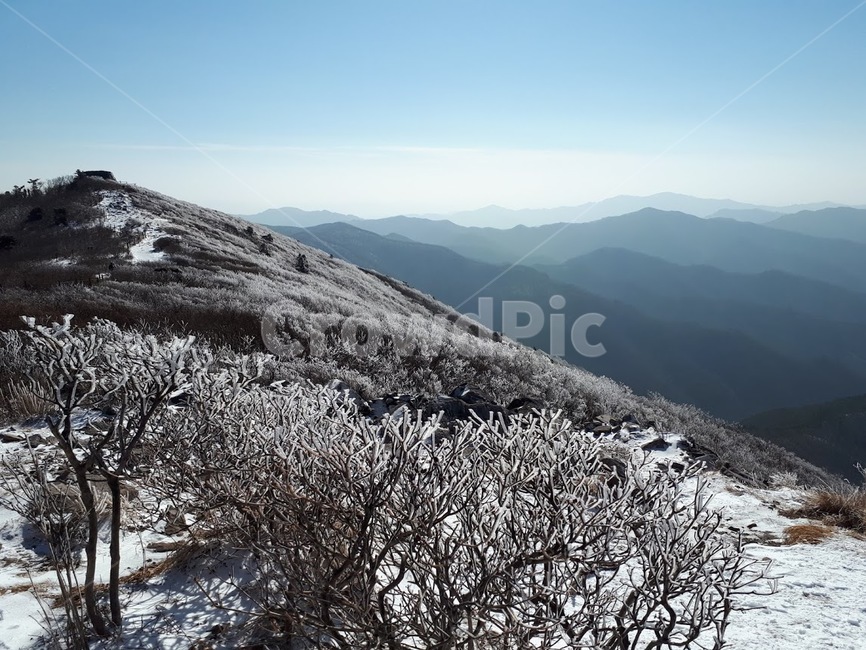 자연,전망,산,겨울,등산,겨울산,얼음꽃,겨울등산,추위,산능선,겨울,계절,winter,season,자연,풍경,nature,landscape,outdoors,옥외,mountain,mountain range,산맥,slope,경사