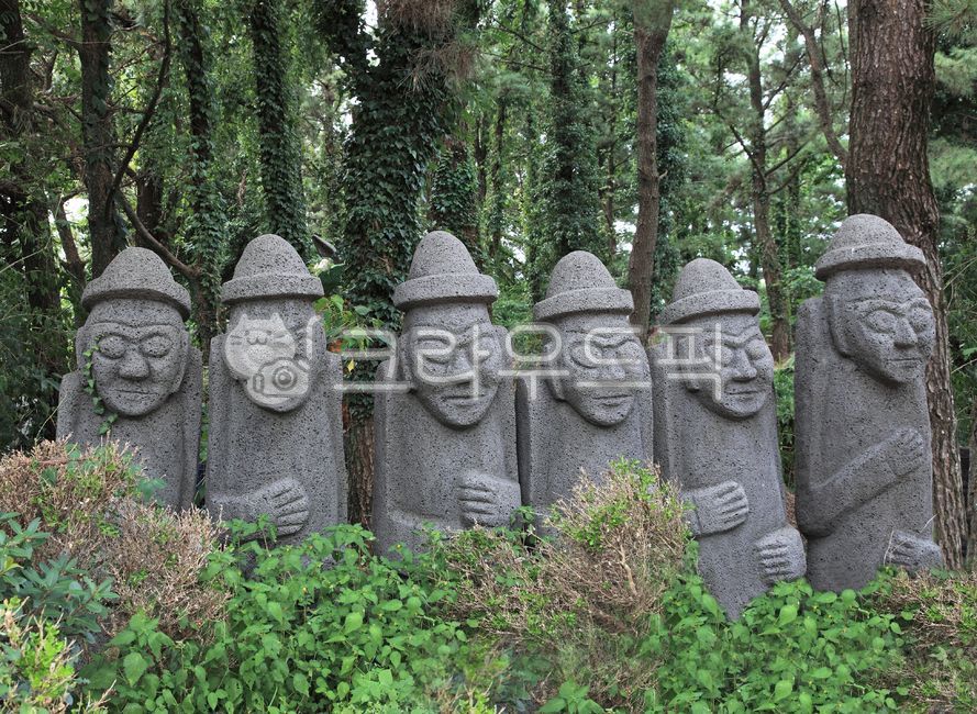 돌하르방,돌하루방,돌,하르방,하루방,제주,제주도,석상,자연,숲,나무,토속,민속,전통,제주전통,상징,상징물,현무암,여러개,한국