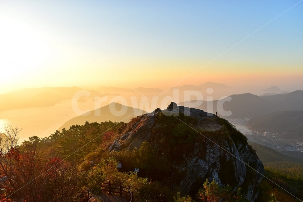 미륵산,바다,야경,통영,일출,가을,풍경,탐방,미래사,한려해상국립공원,자연,파란하늘,그림같은,칼라풀,뷰티플,아름다운,힐링,감성,정취,산세,명산,전망,조망,100대명산,nature,산,등산,트레킹,풍경사진,비경,경치,청명,가을날씨,경관,암봉우리,mountain,케이블카,섬,미륵도,바다백리길,달아길,여명,나폴리,가을,계절,fall,autumn,season,자연,풍경,nature,landscape,한국자연풍경,한국자연경관,korea nature landscape,outdoors,옥외,mountain range,산맥