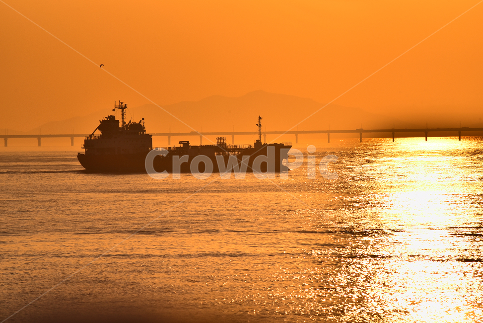 바다,일몰,석양,황혼,노을,배,어선,태양,해,sun,sunset,sea,교통,sunlight,해상운송,반사,물결,잔잔한,바다풍경,오렌지색,야외,옥외,outdoor,배경,바탕,백그라운드,background,섬,island,선박,ship