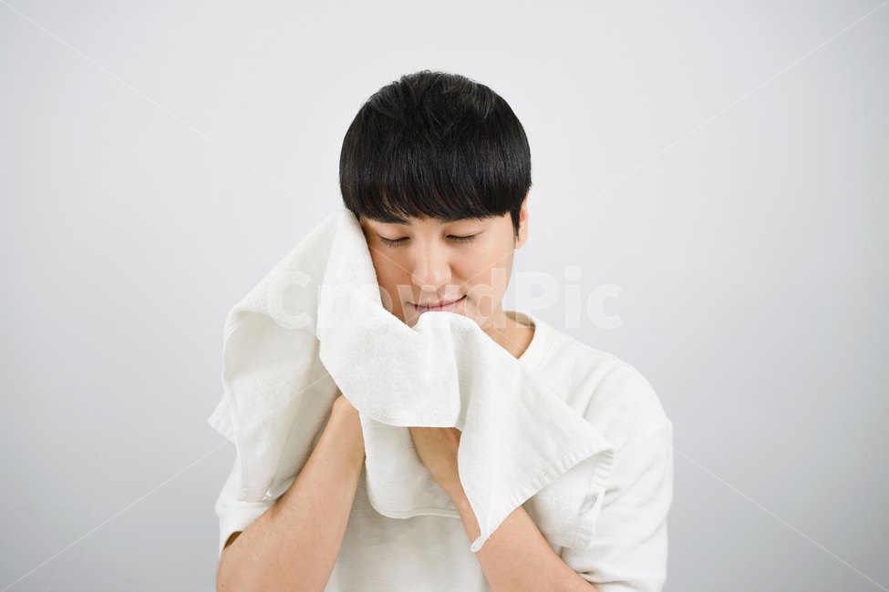 남자,뷰티,스킨케어,피부관리,beauty,skincare,cosmetic,남성,lotion,그루밍족,수건,타올,세안,사람,인물,인간,human,person,남성,남자,man,male,뷰티,미용,beauty treatment