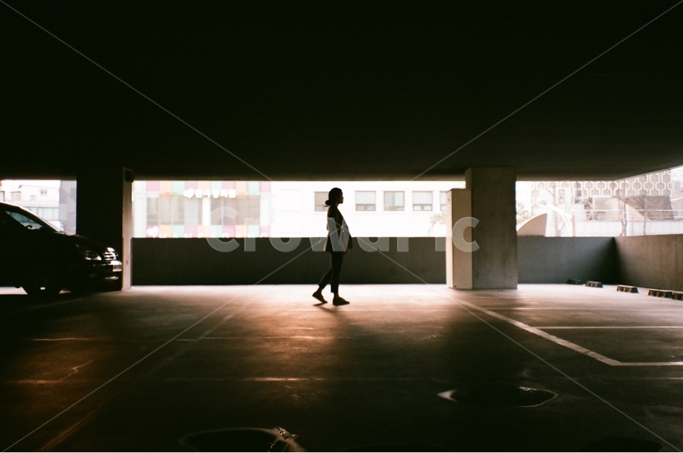 분위기,주인공,그림자,햇살,shadow,미래,여성,lady,필름사진,film,사람,인물,인간,human,person,여성,여자,woman,female,lady,인물실루엣,사람실루엣,character silhouette,human silhouette,감성,sensible,feeling,고독함,외로움,쓸쓸함,우울함,슬픔,lonely,solitary,lighting,조명,flooring,바닥