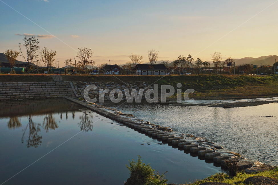 강,river,해질녘,sunset,징검다리,steppingstone,자연,nature,풍경,하늘,sky,가을,fall,autumn,노을,시골,마을,풍경,landscape,country,rural,town