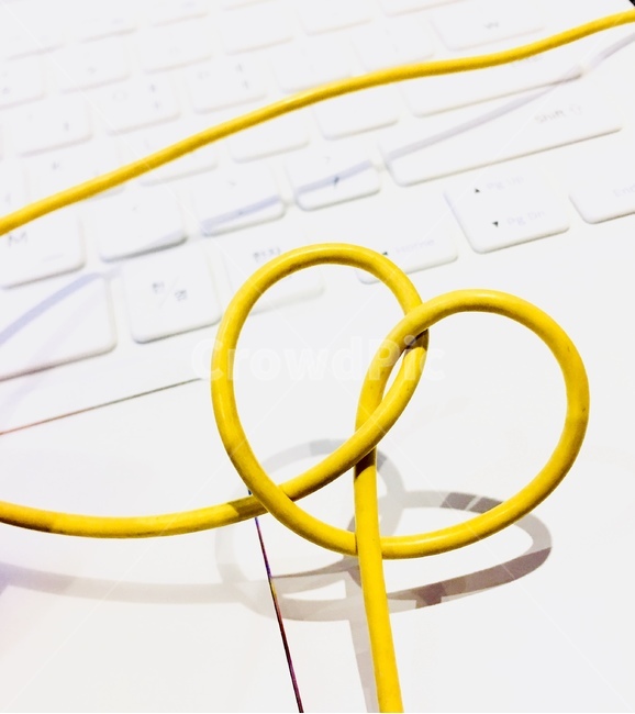 하트,heart,사랑,love,감정,feeling,기분,사랑스러움,충전기,케이블,노트북,laptop,노란색,yellow,감정표현,기분,feeling,emotion,사물,물건,오브젝트,thing,object,matter,연출,컨셉,콘셉,direction,concept