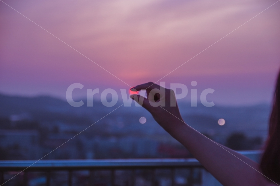 하늘,옥상,해질녘,해,태양,사람,인물,인간,human,person,감정표현,기분,feeling,emotion,감성,sensible,색깔,색상,색채,색감,color sense,color sensitivity,feeling of color,연출,컨셉,콘셉,direction,concept