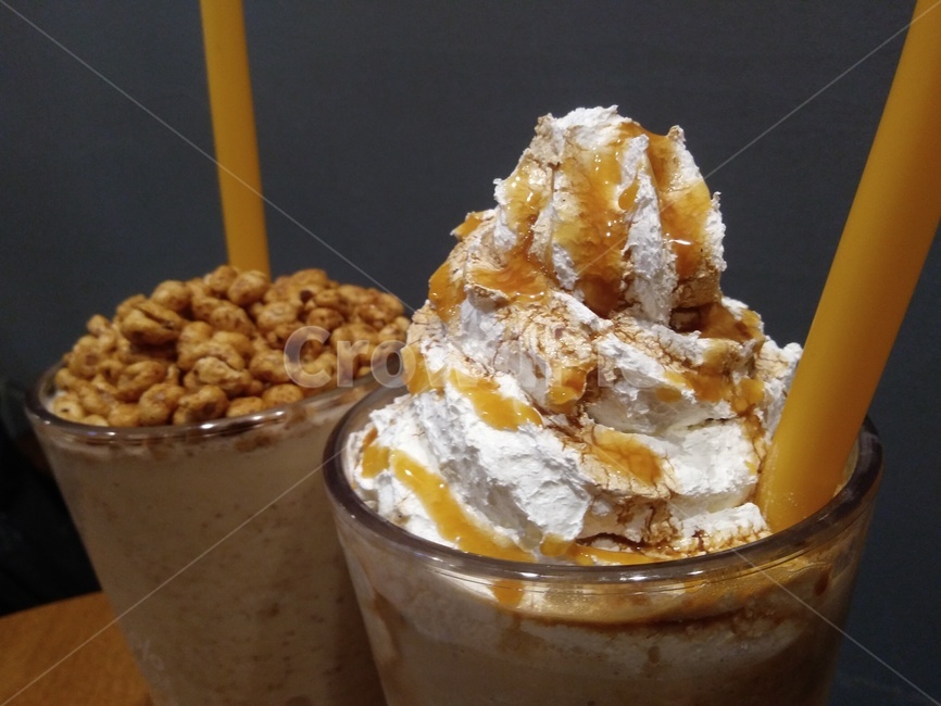 커피,카페,조리퐁,조리퐁라떼,카라멜마끼아또,생크림,클로즈업,coffee,latte
