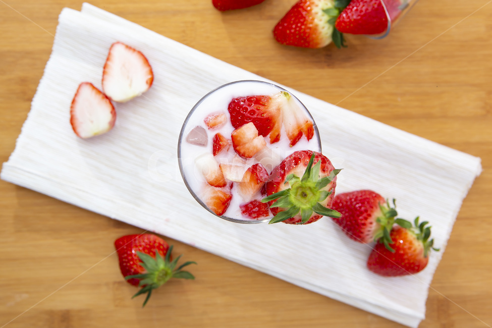 딸기,딸기라떼,strawberry,strawberrylatte,strawberrybeverage,딸기음료,딸기쥬스,음료,음식,식재료,요리,food,cook,meal,dishes,food reserves,과일,열매,fruit,음료수,drink,beverage,감성,sensible,feeling