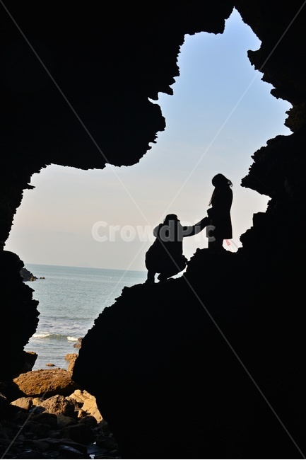 person,사람,human,인간,silhouette,실루엣,nature,자연,cave,sea,바다,outdoors,옥외,ocean,대양,water,물,shoreline,해안선,부안,채석강,해식동굴,동굴,해변,해안,연인,애인,모델,구애