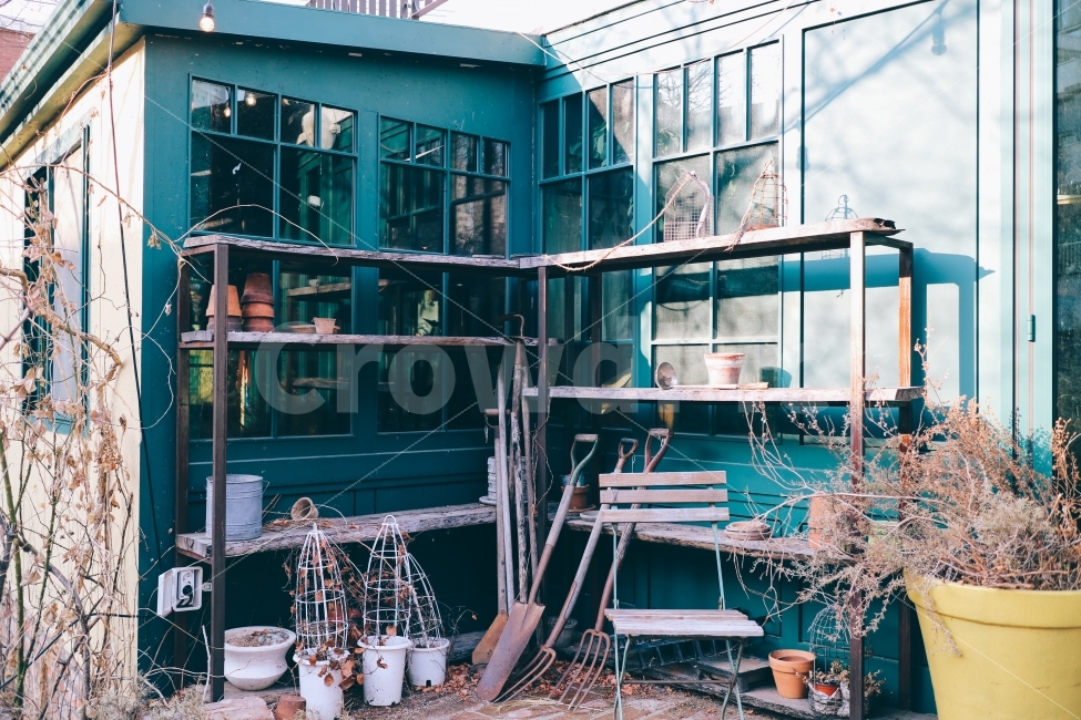 건물,오래된,정원,나무,카페,빈티지,장소,의자,나무의자,민트,가을,garden,vintage,wooden,wood,chair,건축물,건물외관,exterior,building,structure,architecture,construction,커피,카페,coffee,cafe