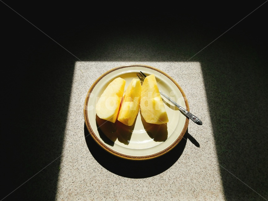 사과,간식,과일,그림자,apple,깎은사과,음식,식재료,요리,food,cook,meal,dishes,food reserves,과일,열매,fruit