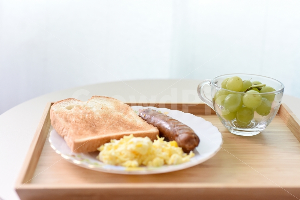 lunch,bread,Grill,egg,egg dishes,sausage,bowl,wooden tray,eating,food,picture,morning,meal,Tray,toast,brunch,green grape,healthy food,cooking,Scrambled Eggs
