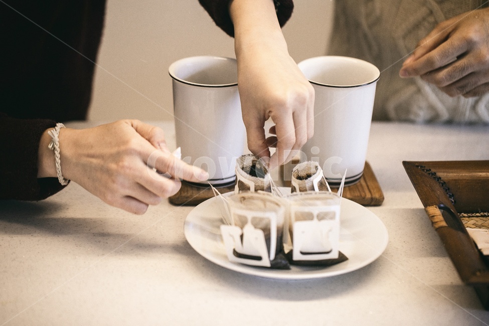 커피,핸드드립,손,만지는모습,coffee,카페,cafe,음료수,drink,beverage,커피,카페,coffee,cafe
