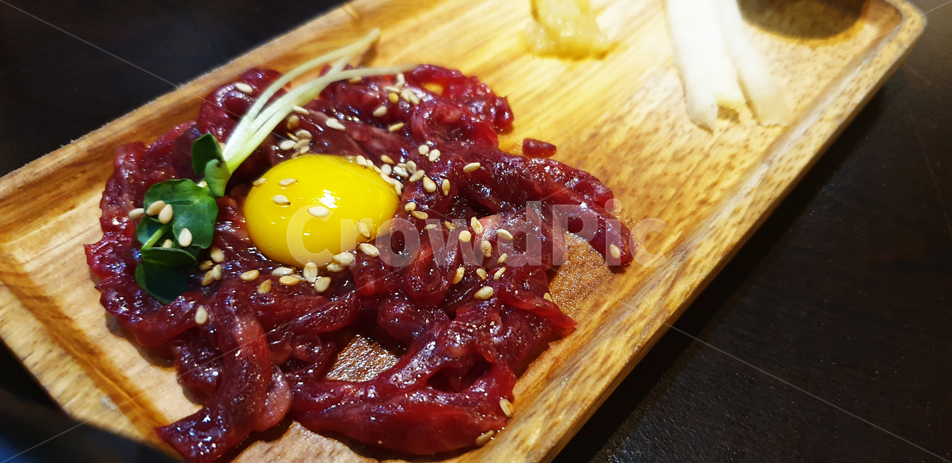 raw egg,raw meat,beef,cow,quail egg