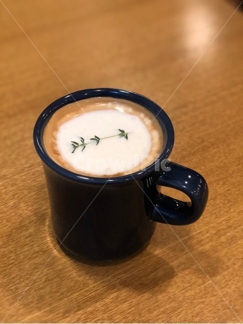 커피,라떼,핫초코,coffee,코코아,cocoa,cafe,latte,카페,음료,마실것,beverage,테이블,나무,table,허브,herb,머그,mug,컵,티타임,teatime