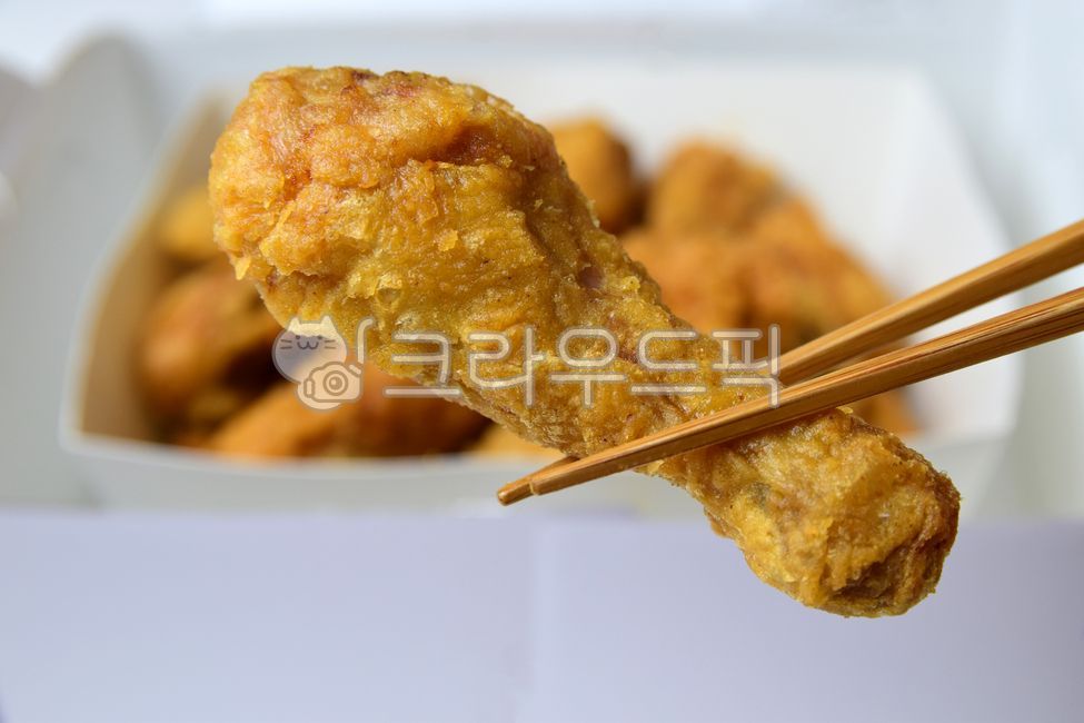 chicken,late night snack,crispy,fried food,snack,delicious,food,leg,protein,meat,whole chicken,cooking,chicken leg,fried chicken,delivery food