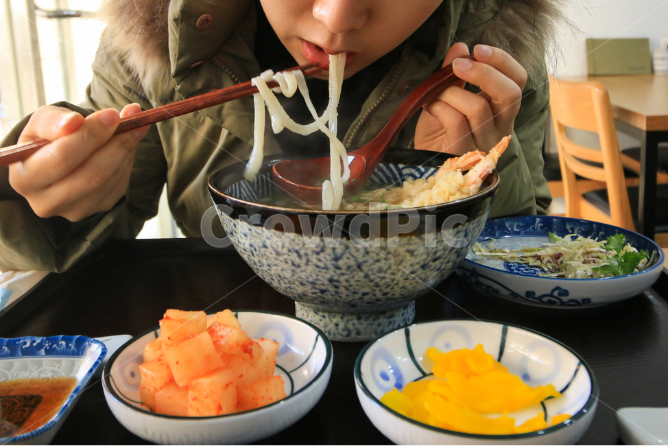 우동,일식,식사,음식,면,면발,깍두기,김치,단무지,분식,면식,일본,맛있는,요리,국수,가락국수,일본요리,먹방,따뜻한,뜨끈한,국물,식당,일식당,숟가락,젓가락,젓가락질,여성,입,먹다,허기진,배고픈,튀김우동,사람,인물,인간,human,person,신체일부,몸,body,음식,식재료,요리,food,cook,meal,dishes,food reserves,면류,면요리,noodles