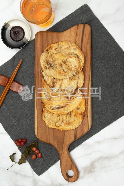 아귀포,아귀채,맥주,고추장,젓가락,젓가락받침,나무도마,식탁,식탁매트,대리석,술안주,음주,건어물,음식,간식,food,음식,식재료,요리,food,cook,meal,dishes,food reserves