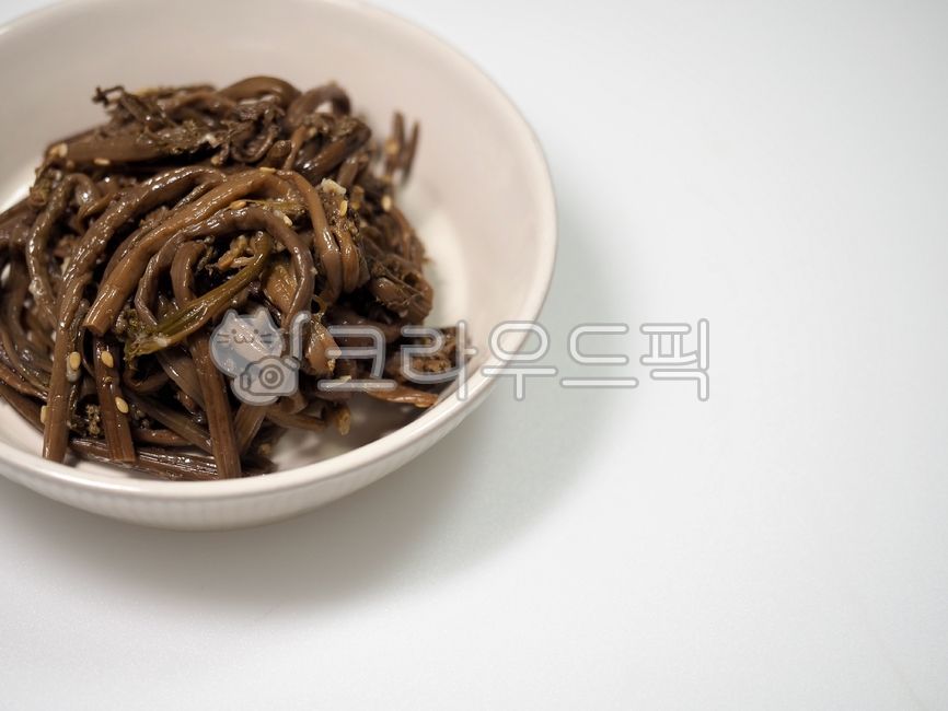 Seasoned bracken bracken,sidedish,vegetable,vegetable dish,spring greens,herbs,side dish,bracken,herbdishes,Korean food,cooking,traditionalfood,koreanfood,vegetariandiet,Herbs,springgreens,sidedishes,vegetarian diet,Korean,Bracken,brown,food,meal,traditio