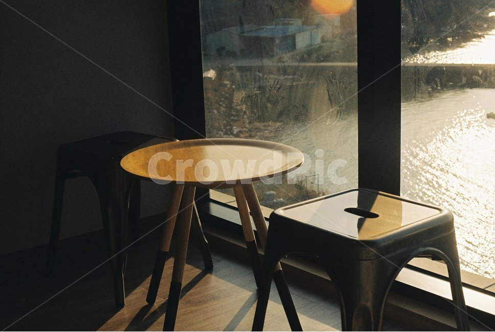 의자,테이블,창가,창문,바다,노을,chair,table,window,sunset,휴식,힐링,rest,relaxation,healing,인테리어,실내디자인,interior design