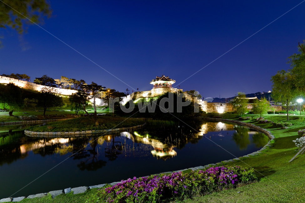water,물,outdoors,옥외,건축물,architecture,화성,성,수원,야경,야경,밤,풍경,nightscape,night,landscape,랜드마크,landmark,tourist attraction,한국랜드마크,한국관광지,한국명소,korea landmark,korea tourist attraction