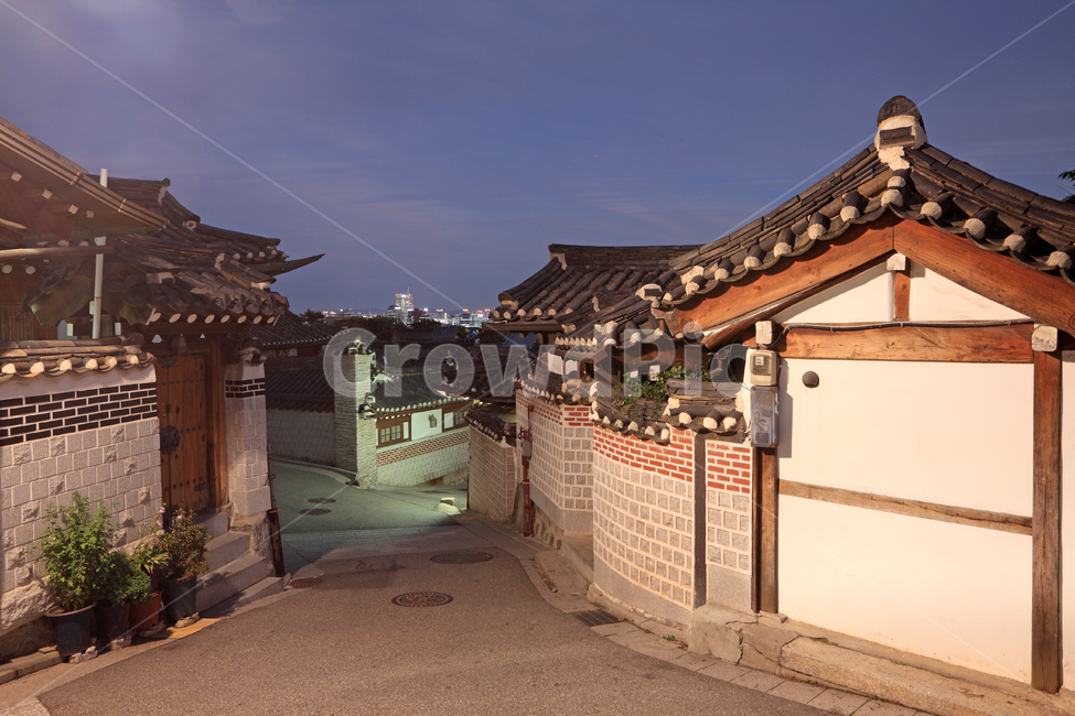 한옥,집,주택,주택가,기와집,기와,길,거리,길거리,도로,골목,골목길,담,담장,돌담,고풍,고풍스런,전통,한국전통,한옥마을,북촌한옥마을,서울,도시,건축,건축물,전통건축,전통건축물,벽,외관,익스테리어,민속,바닥,공간,배경,백그라운드,불빛,저녁,밤,하늘,야경,한국,골목길,alley,한국전통,한국문화,korean traditional,korean culture,건축물,건물외관,exterior,building,structure,architecture,construction,roof,지붕