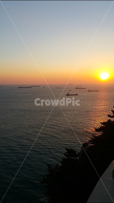 바다,배,태양,태종대,풍경,자연,풍경,nature,landscape,outdoors,옥외,sunlight,햇빛,sky,하늘,dusk,황혼,sunset,일몰,dawn,새벽,red sky,붉은 하늘