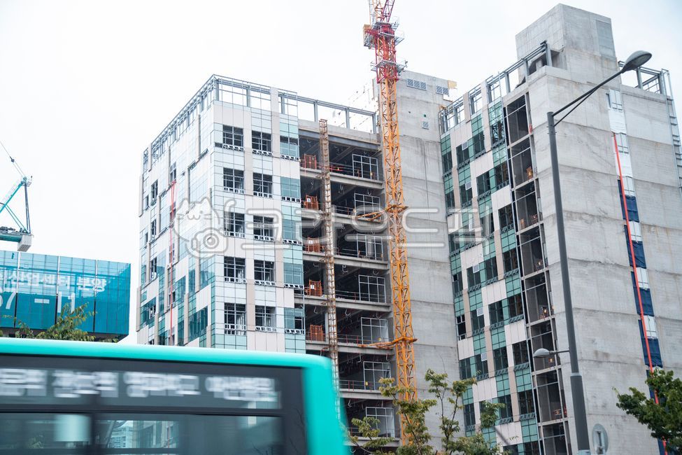 빌딩,건설,현장,크레인,기중기,타워크레인,가림막,내장공사,철근,골조,가로등,버스,길가,도로변,도로,가로수,유리창,유리,건물,산업