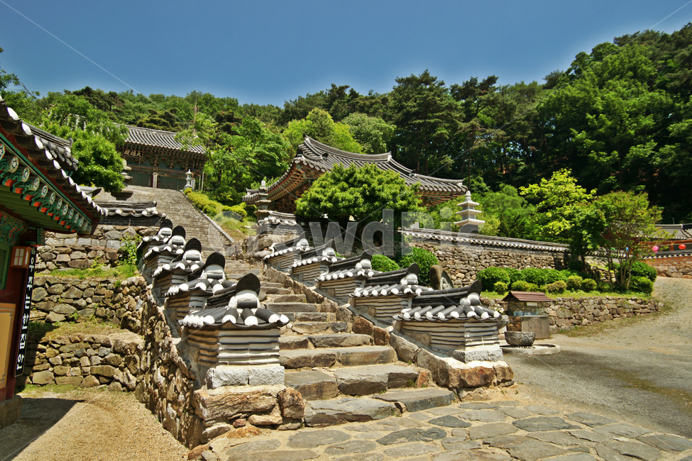 석남사,대웅전,돌계단,안성,서운산,사찰,돌담,기와,불교사찰,유형문화재,한국전통,한국문화,korean traditional,korean culture,건축물,건물외관,exterior,building,structure,architecture,construction