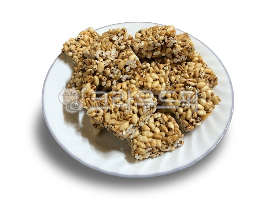desserts,Peanut Gangjeong,snack,white background,koreanculture,plate,gangjeong,Mixed Grain Gangjeong,holiday,Thanksgiving,holidays,wellbeing,Korean food,tradition,snacks,Lunar New Year food,traditionalfood,new year,koreanfood,foodculture,holiday food,Chus