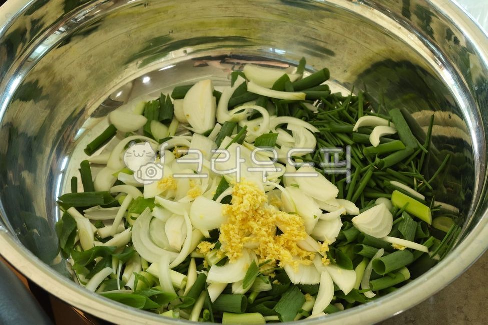 양파,삶은달걀,쪽파,부추,반찬재료,무침,신선한,채소,한국음식,요리재료,onion,boiledegg,scallion,chive,sidedishingredients,seasonedvegetables,fresh,vegetable,Koreanfood,cookingingredient