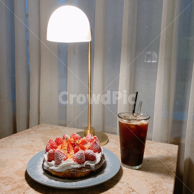 음식,food,dish,카페,cafe,디저트,dessert,커피,coffee,분위기,plating,feeling,후식,힐링,와플,waffle,딸기,strawberry,딸기와플,생크림,조명,tablelight