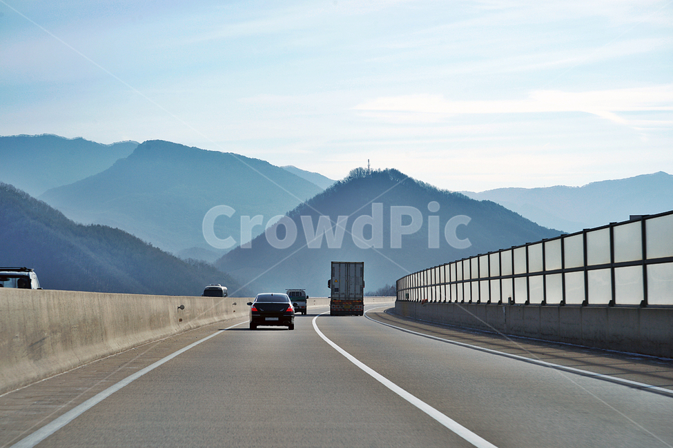 고속도로,차량,주행,도로,자동차,운전,산,자연,교통,교통수단,traffic,transportation