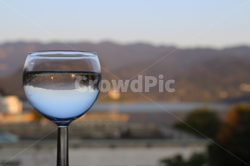 조화,물잔,와인잔,원근,경치,아웃포커싱,슬로베니아,블레드,bled,wineglass,balance,farandnear,glass,음료수,drink,beverage,사물,물건,오브젝트,thing,object,matter