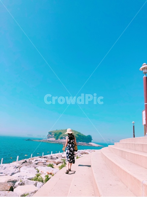 바다,해안가,여름,산책,바닷가,대부도,해변,휴식,휴가,방학,하늘,평화로운,편안한,힐링,치유,여유,여행,여행지,자연풍경,계절,사람,인물,인간,여성,여자,원피스,까만원피스,모자,챙넓은모자,파란,푸른,맑은,sea,coast,summer,walk,beach,break,vacation,sky,peaceful,comfortable,healing,leisure,travel,naturalscenery,season,person,woman,onepiece,blackdress,hat,widehat,blue,clear,뒷모습,걷는,계단,여름,계절,summer,season,사람,인물,인간,human,person,여성,여자,woman,female,lady,여행,휴가,traveling,vacation,trip,architecture,건축물,building,건물