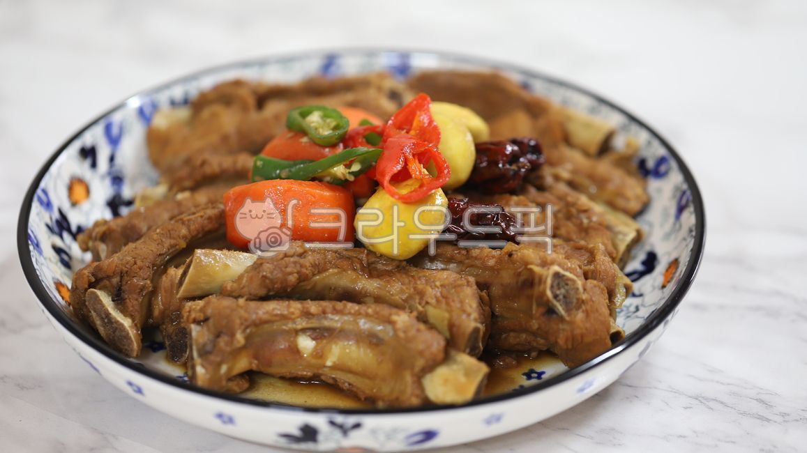 주황색,빨간색,접시,갈비,돼지갈비,육류,당근,대추,밤,동물,야채,porkribs,양념,식재료,안주,beverage,carrot,rib,seasoning,animal,lettuce,ingredient,dish,요리,food,음식,meal,식사,청고추,홍고추,한국음식,koreanfood,greenpaper,redpepper