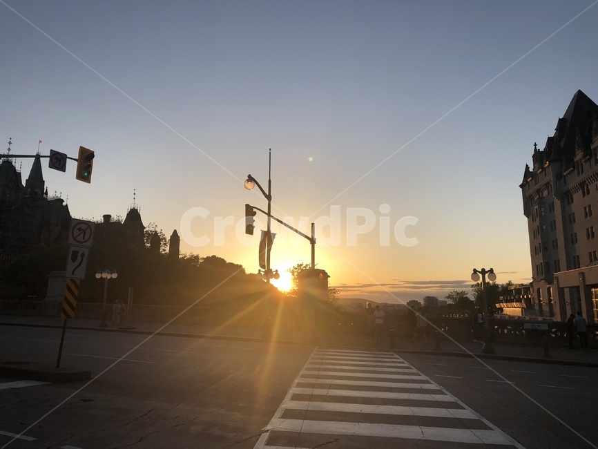 flare,플레어,light,빛,asphalt,아스팔트,tarmac,타맥,road,도로,사람,person,인간,human,선셋,노을,땅거미,캐나다,오타와,역광,잔잔한,조용한,calm,canada,ottawa,sunset,sun,해,교통,교통수단,traffic,transportation