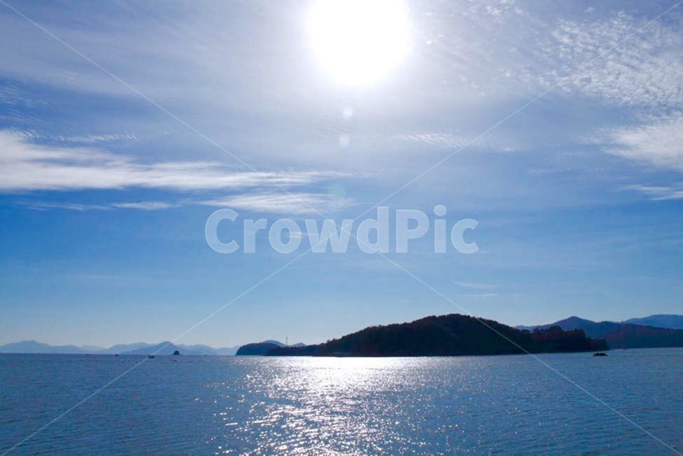 outdoors,옥외,land,땅,nature,water,대양,ocean,바다,sea,물,shoreline,해안선,horizon,수평선,자연,해,sun,산,mountain