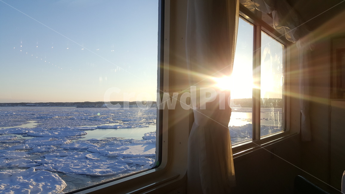 유빙,아바시리,북해도,얼음,겨울,snow,ice,winter,japan,일본,자연,바다,sea,햇빛,창문,따뜻한,커튼,겨울,계절,winter,season,인테리어,실내디자인,interior design