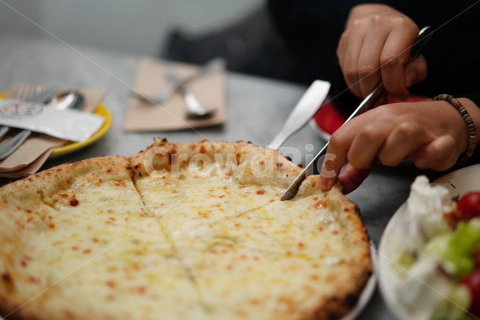 피자,핏자,pizza,고르곤졸라,고르곤졸라피자,이태리,이탈리안,먹방,음식,푸드,food,식사,빵,먹거리,디너,외식,서양식,사람,인물,인간,human,person,신체일부,몸,body,음식,식재료,요리,food,cook,meal,dishes,food reserves,양식,서양음식,서양요리,western food,western dishes,western meal,western cook