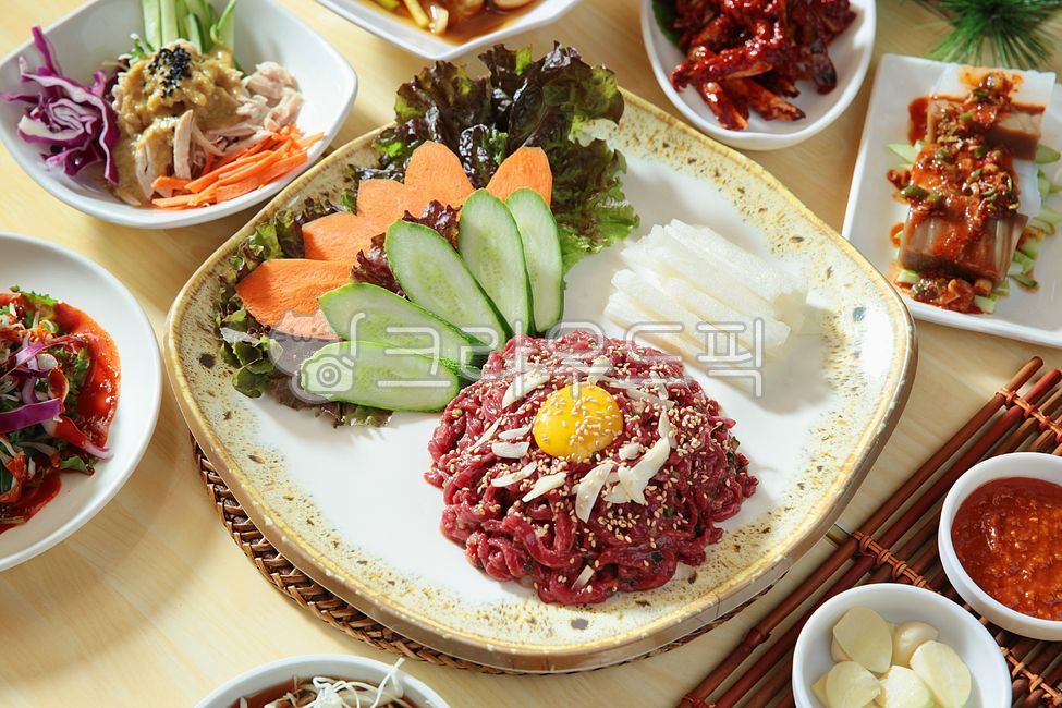 tray,egg,raw meat sashimi,cucumber,Korean beef sashimi,acorn jelly,beef,Korean beef restaurant,bamboo tray,domestic Korean beef,healthy food,nutritious food,Korean restaurant,rattan saucer,delicacies,Korean beef,yolk,lettuce,meat restaurant,sashimi,mukban