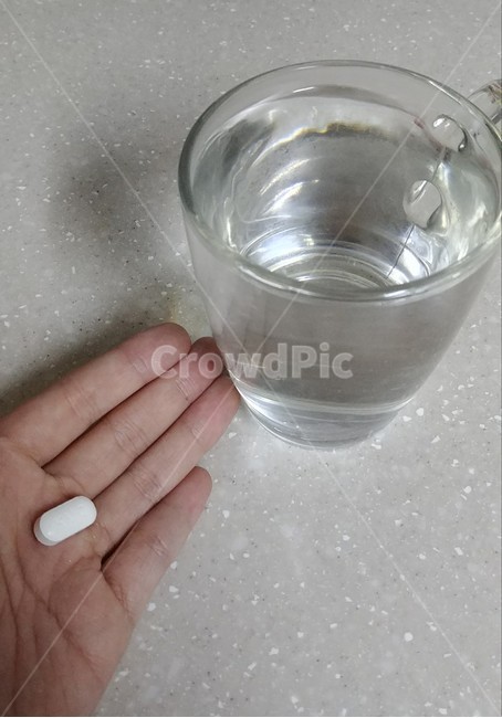약,알약,건강,투명한물컵,유리컵,의학,약학,타이레놀,아스피린,두통약,두통,복통,치통,아침,지병,병,건강보조제,복용,물컵