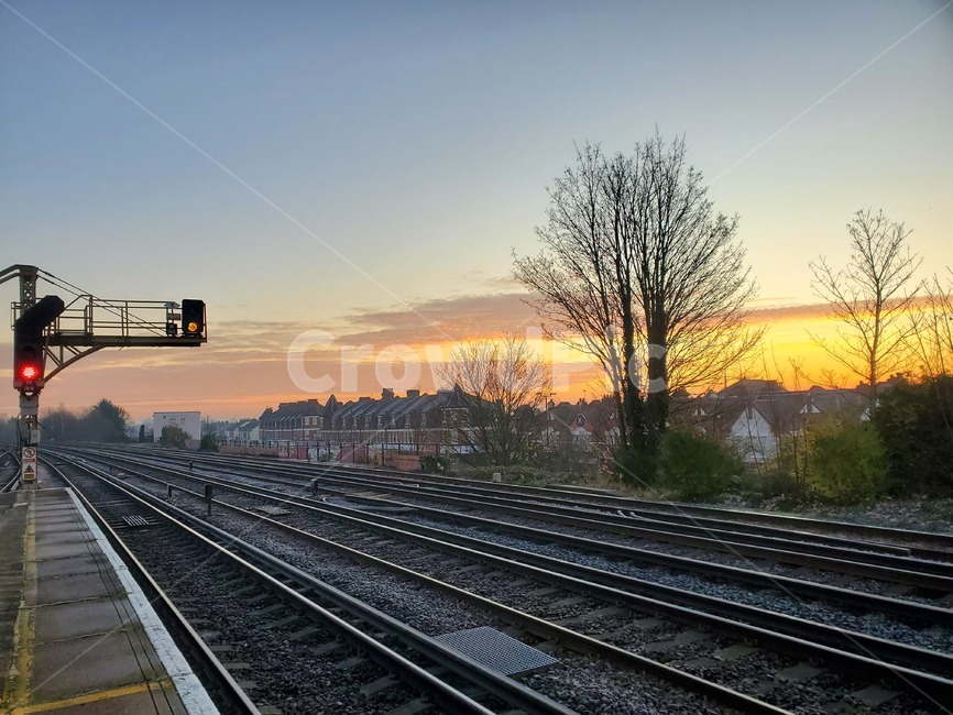 풍경,유럽,영국,런던,교통,transportation,traintrack,rail,레일,railway,철도,하늘,날씨,구름,노을,새벽,동,나무,실루엣,그림자,선로,신호등,플랫폼,기찻길
