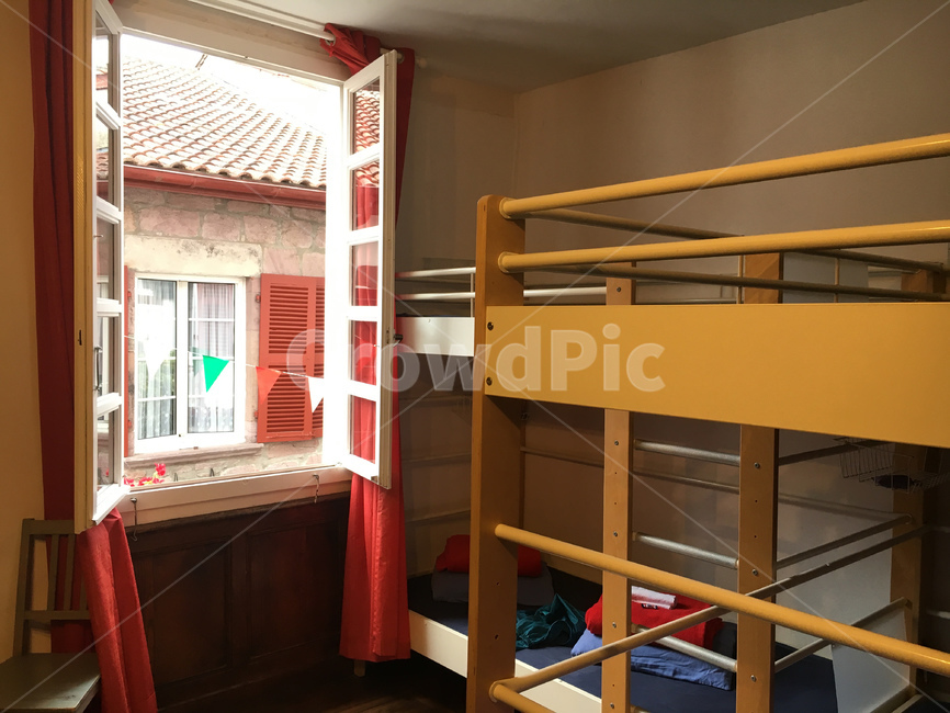 가구,furniture,bed,옥내,indoors,침대,room,방,bedroom,침실,housing,주택,건물,building,window,albergue,hostel,알베르게,호스텔