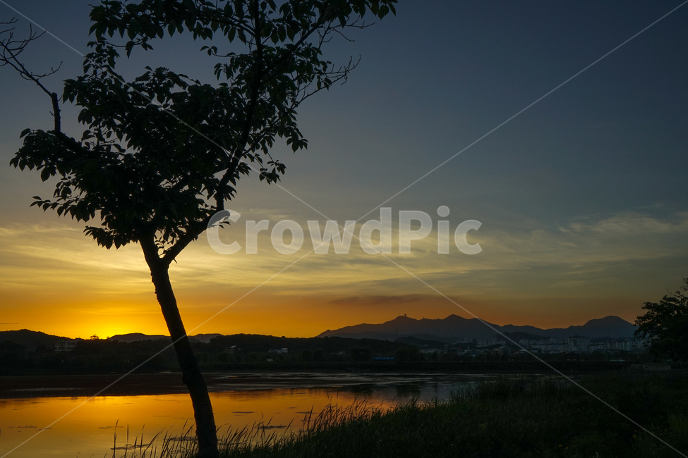 호수,석양,해넘이,일몰,풍경,자연,풍경,nature,landscape,식물,plants,나무,trees,wood,outdoors,옥외,dusk,황혼,sunset,sky,하늘,dawn,새벽,red sky,붉은 하늘